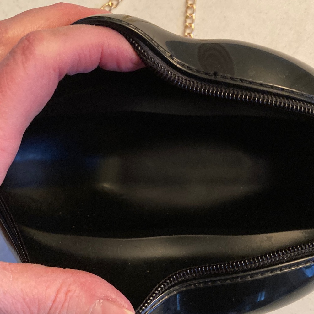 NWT Black Lip-Shaped Clutch with Gold Chain - Picture 3 of 6